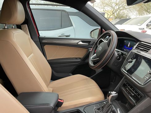 Used 2024 Volkswagen Tiguan SE image 6