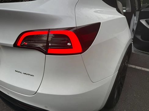 Used 2022 Tesla Model Y Long Range AWD/4WD image 40