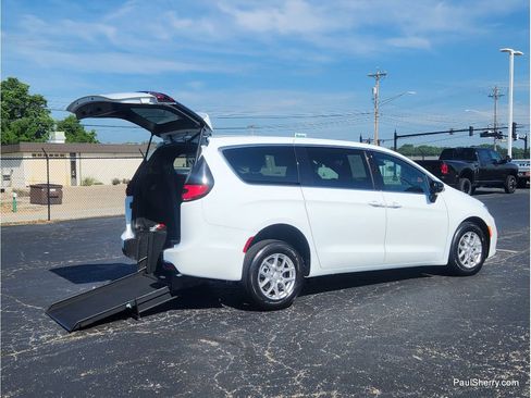 Used 2026 Chrysler Pacifica Select FWD image 8
