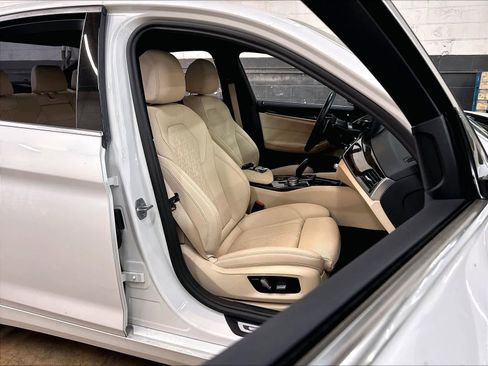 Used 2023 BMW 530i w/ Convenience Package RWD image 10