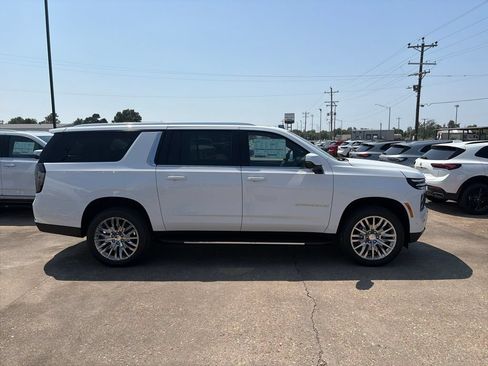 New 2026 Chevrolet Suburban LT w/ Comfort Package AWD/4WD image 7