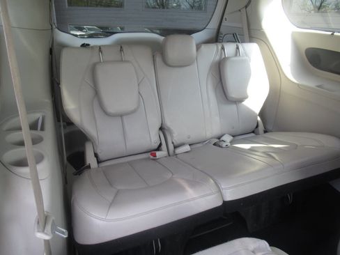 Used 2021 Chrysler Pacifica Touring-L FWD image 8