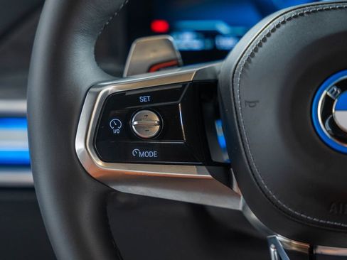 Used 2025 BMW 750e xDrive AWD/4WD image 30