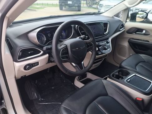 Used 2024 Chrysler Pacifica Touring-L FWD image 10