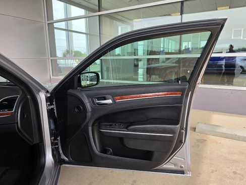 Used 2013 Chrysler 300 w/ Driver Convenience Group RWD image 12