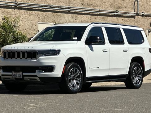 Used 2024 Jeep Wagoneer L Series II w/ Flexible Seating Group AWD/4WD image 7