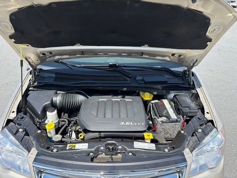 Used 2013 Chrysler Town & Country Touring-L w/ Driver Convenience Group FWD image 10
