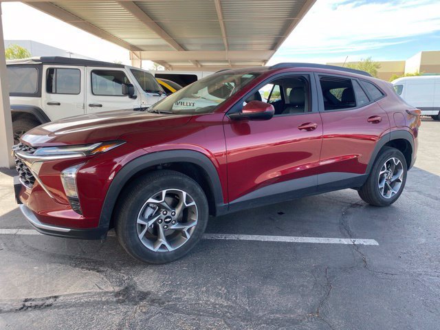 Used 2025 Chevrolet Trax LT FWD image 1