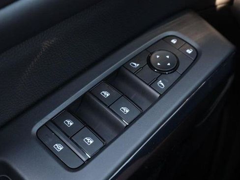 Used 2025 Nissan Pathfinder SV w/ SV Premium Package FWD image 21