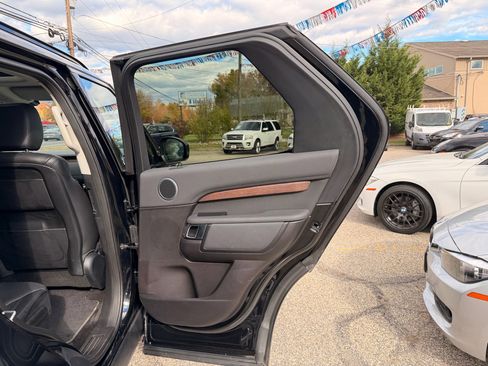 Used 2017 Land Rover Discovery HSE image 20