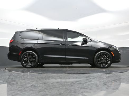 Used 2023 Chrysler Pacifica Touring-L w/ S Appearance Package image 32