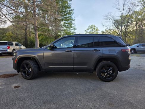Used 2023 Jeep Grand Cherokee Altitude image 4