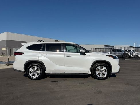 Used 2022 Toyota Highlander LE image 21