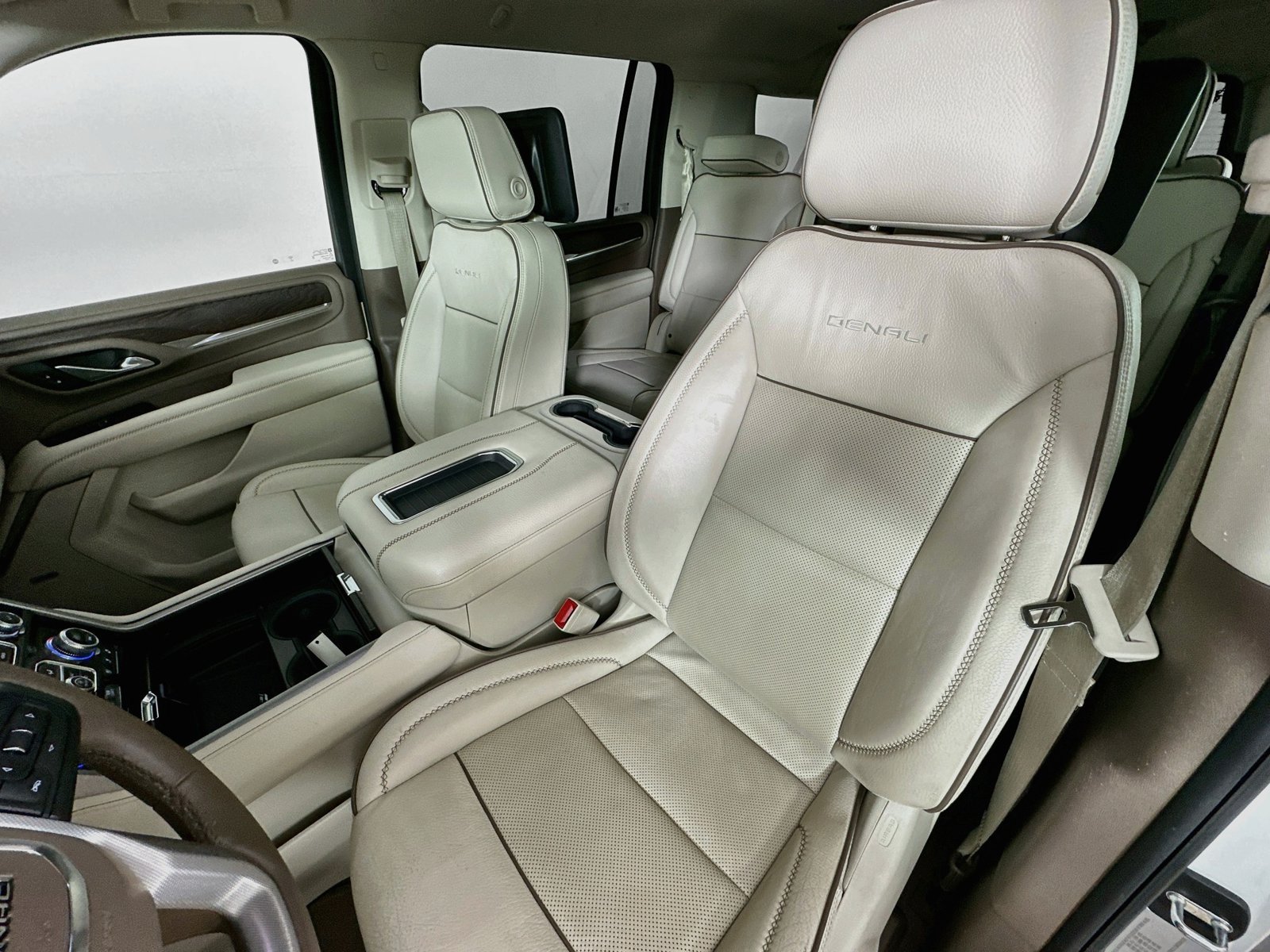 Used 2023 GMC Yukon XL Denali w/ LPO, Floor Liner Package AWD/4WD image 32