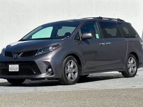 Used 2018 Toyota Sienna SE image 8