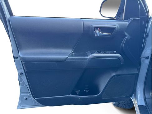 Used 2019 Toyota Tacoma TRD Off-Road w/ Technology Package image 20