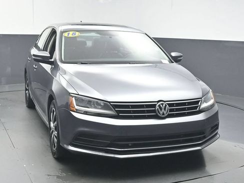 Used 2018 Volkswagen Jetta SE FWD image 2