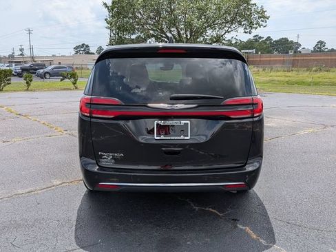 Used 2024 Chrysler Pacifica Touring-L FWD image 4