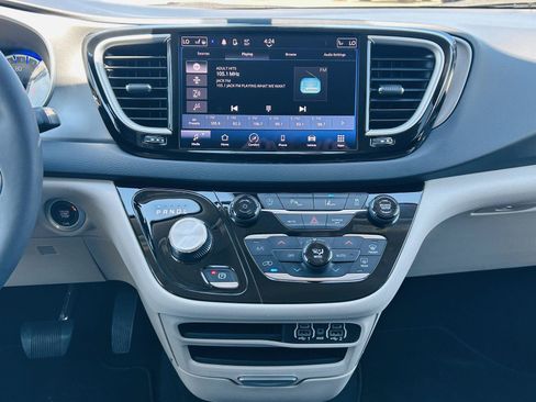 Used 2024 Chrysler Pacifica Touring-L FWD image 20