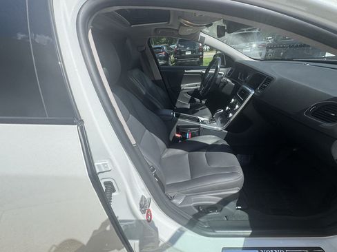 Used 2018 Volvo V60 T5 Cross Country AWD/4WD image 9
