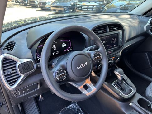 Used 2025 Kia Soul LX w/ LX Technology Package FWD image 32