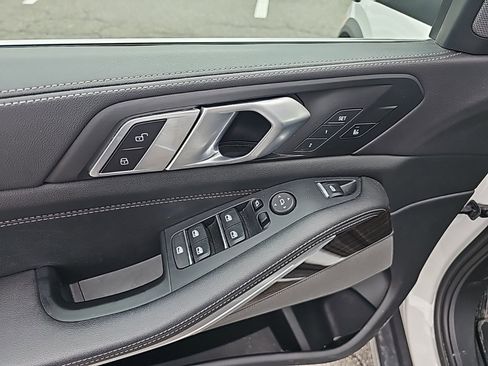 Used 2024 BMW X5 xDrive40i w/ Premium Package image 17