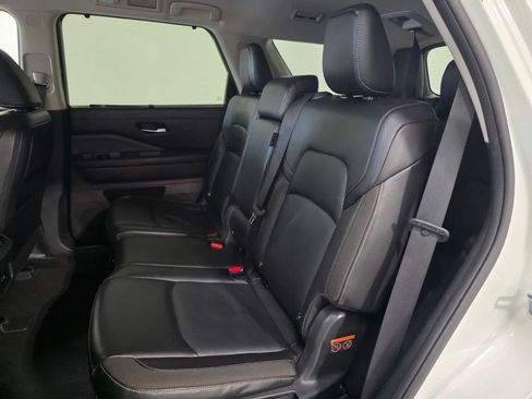 Used 2023 Nissan Pathfinder SL AWD/4WD image 16