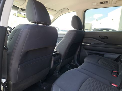 Certified 2025 Nissan Pathfinder SV image 18