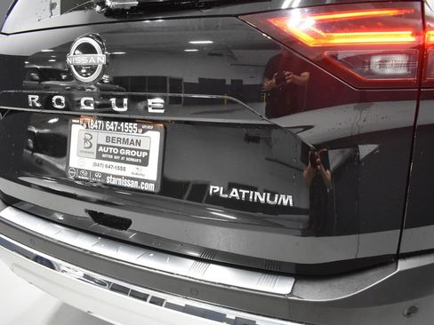 Certified 2022 Nissan Rogue Platinum w/ Head-Up Display Package FWD image 12