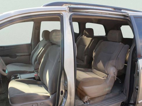 Used 2005 Toyota Sienna LE w/ LE Pkg 6 FWD image 6