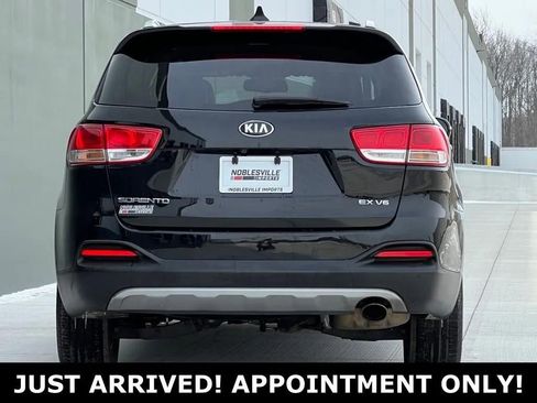 Used 2017 Kia Sorento EX image 5