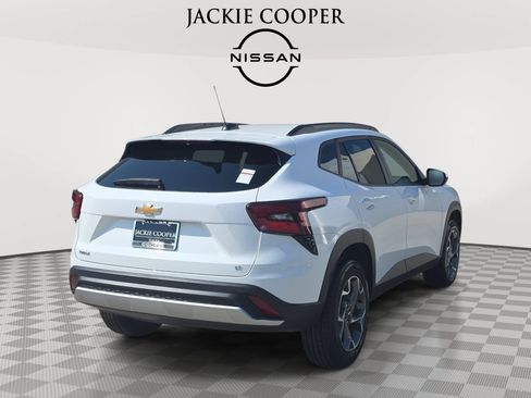 Used 2025 Chevrolet Trax LT FWD image 5