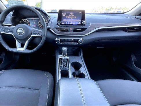 Used 2025 Nissan Altima 2.5 SV FWD image 14