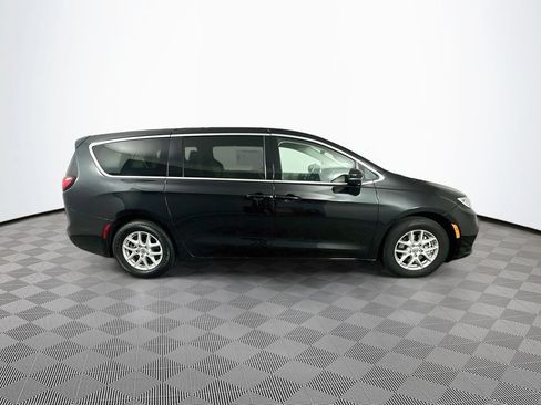 Certified 2023 Chrysler Pacifica Touring-L FWD image 13