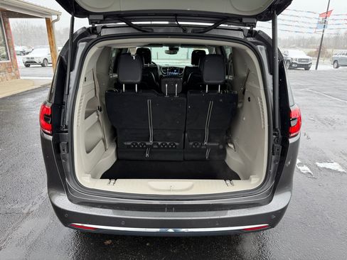 Used 2022 Chrysler Pacifica Touring-L image 6