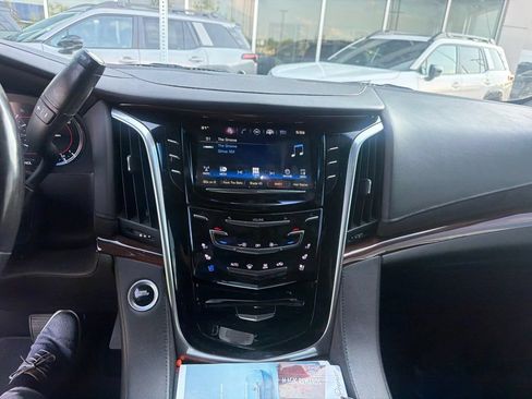 Used 2019 Cadillac Escalade Luxury AWD/4WD image 3