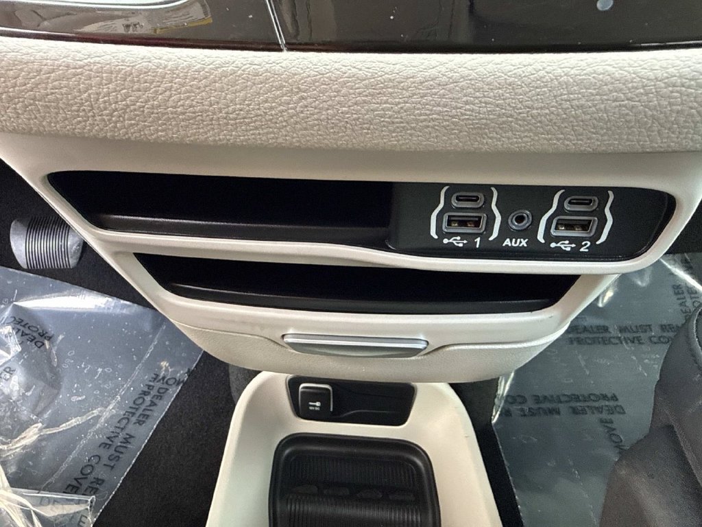 Used 2024 Chrysler Pacifica Limited FWD image 34
