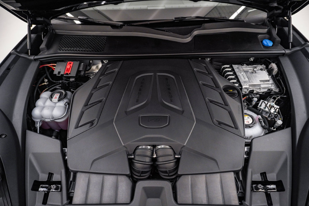 Certified 2025 Porsche Cayenne Turbo AWD/4WD image 30
