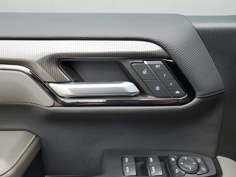 Used 2023 Chevrolet Silverado 1500 ZR2 w/ Technology Package image 28