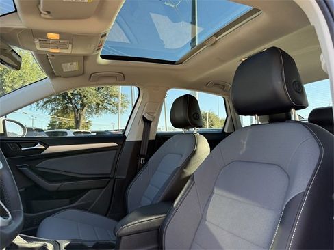 Certified 2025 Volkswagen Jetta SE image 23