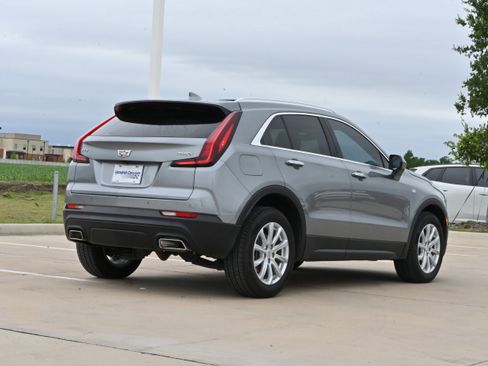 Used 2023 Cadillac XT4 Luxury w/ Cold Weather Package FWD image 9