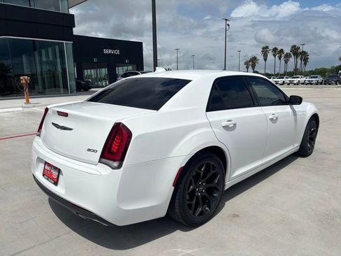 Used 2019 Chrysler 300 Touring w/ Sport Appearance Package RWD image 4