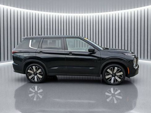 Used 2025 Mitsubishi Outlander SE FWD image 3