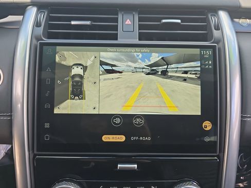 Used 2025 Land Rover Discovery Metropolitan Edition image 25