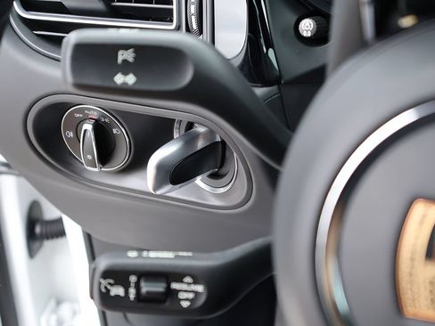 Certified 2023 Porsche Macan AWD/4WD image 31