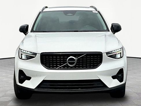 Used 2023 Volvo XC40 B5 Plus AWD/4WD image 2