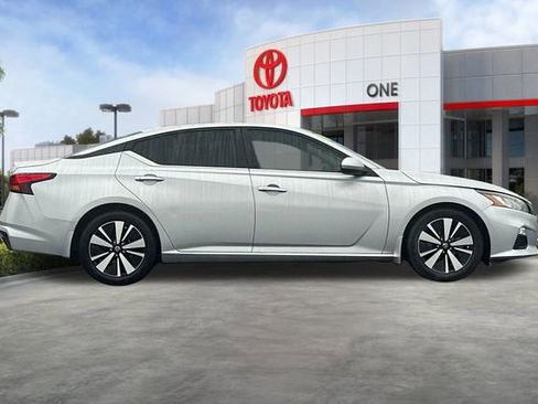 Used 2021 Nissan Altima 2.5 SV image 3