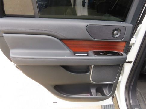 Used 2024 Lincoln Navigator Premiere AWD/4WD image 18