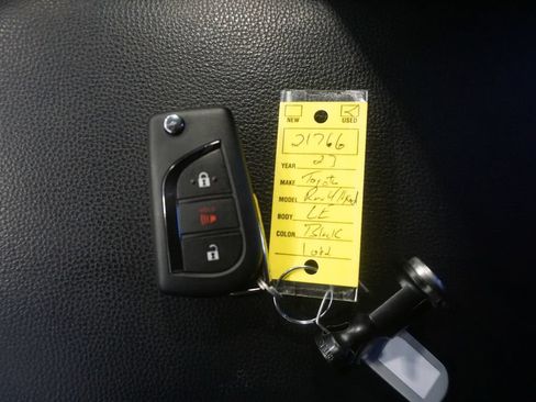 Used 2023 Toyota RAV4 LE AWD/4WD image 31
