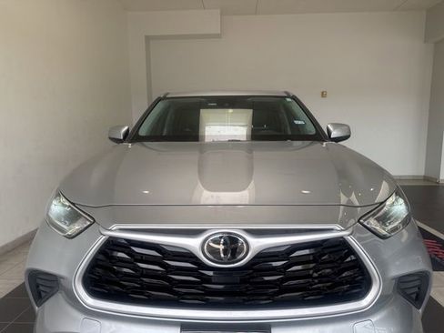 Used 2021 Toyota Highlander L FWD image 4